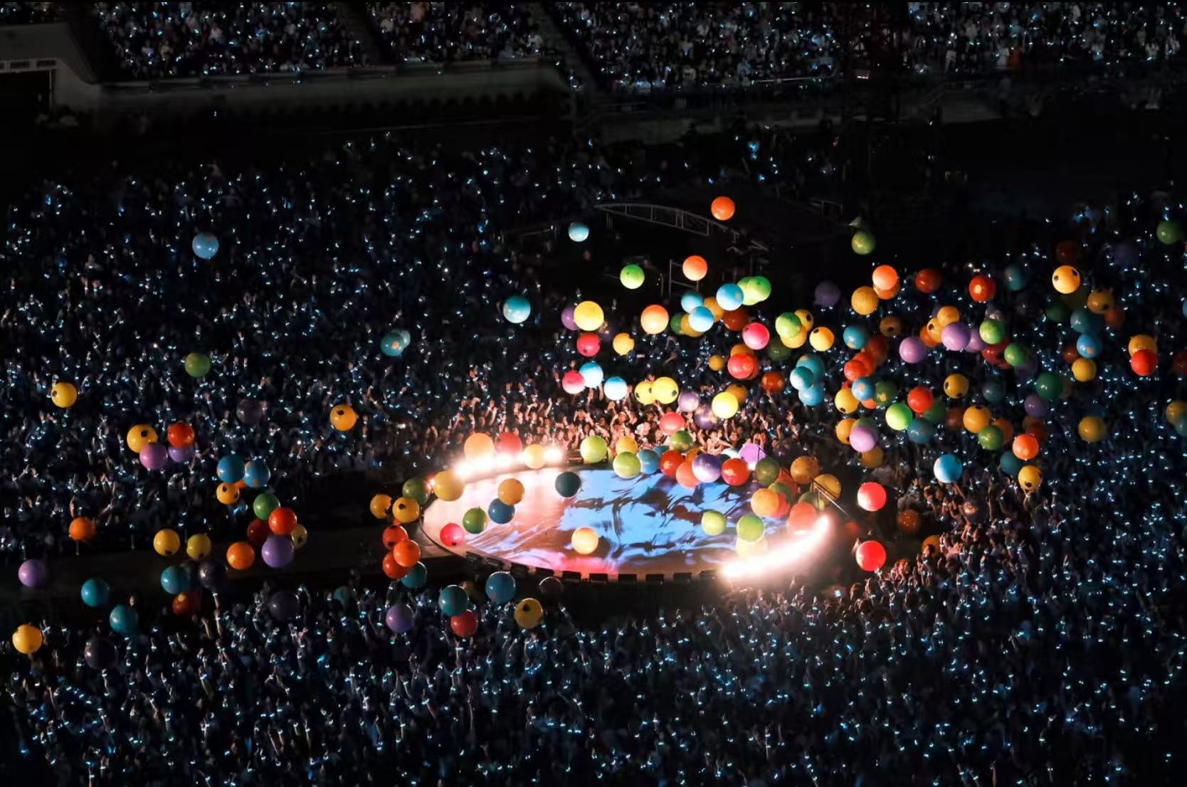 澳门夜景与演唱会舞台